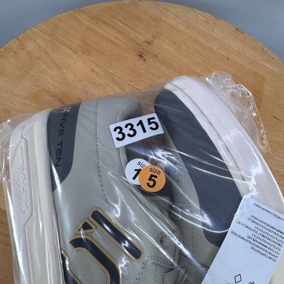Athletic_Shoes